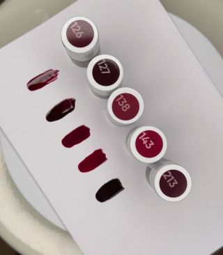 🍷 Burgundy – barva, která hřeje i okouzlí. Nejmódnější odstín tohoto podzimu se nese v duchu elegance, hloubky a...